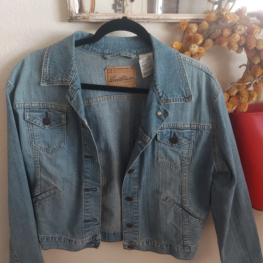 Never worn! Levi women's denim jean jacket